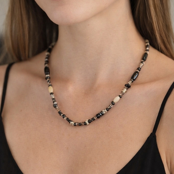 Jewelry - Elegant Black and Cream Beaded Necklace